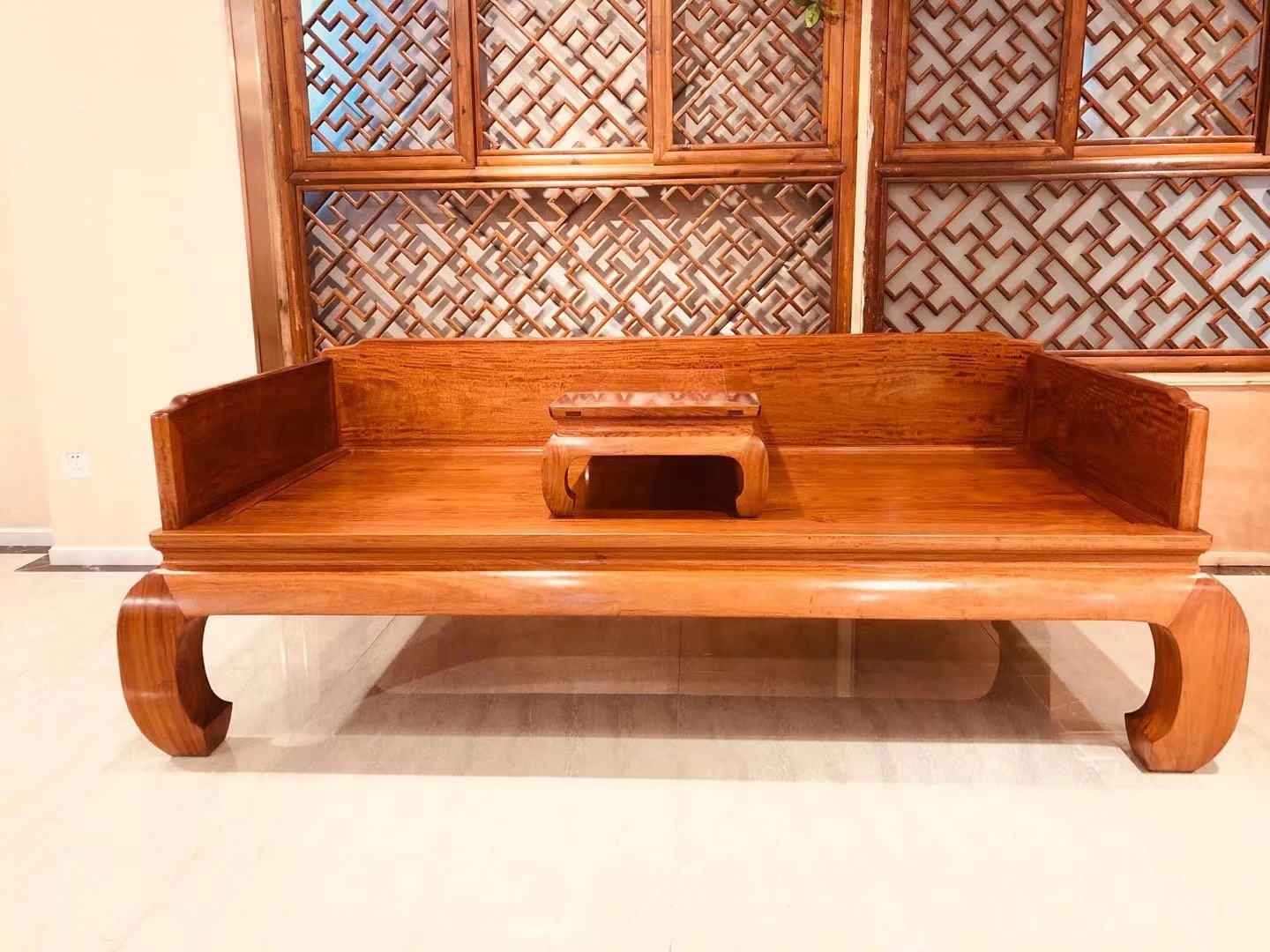 素面独板罗汉床